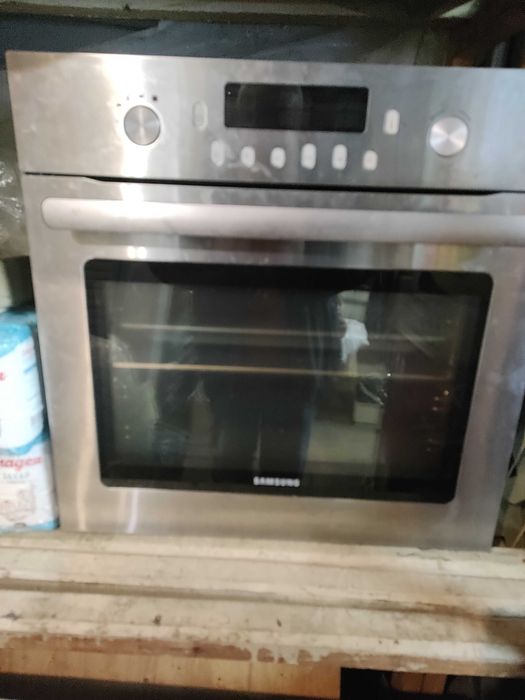 Продавам фурна за вграждане САМСУНГ за части
