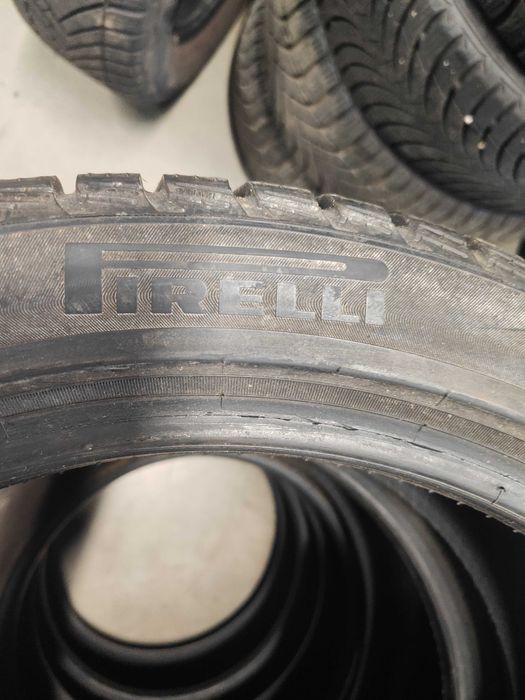 2бр.зимни гуми 225/45/18 Pirelli