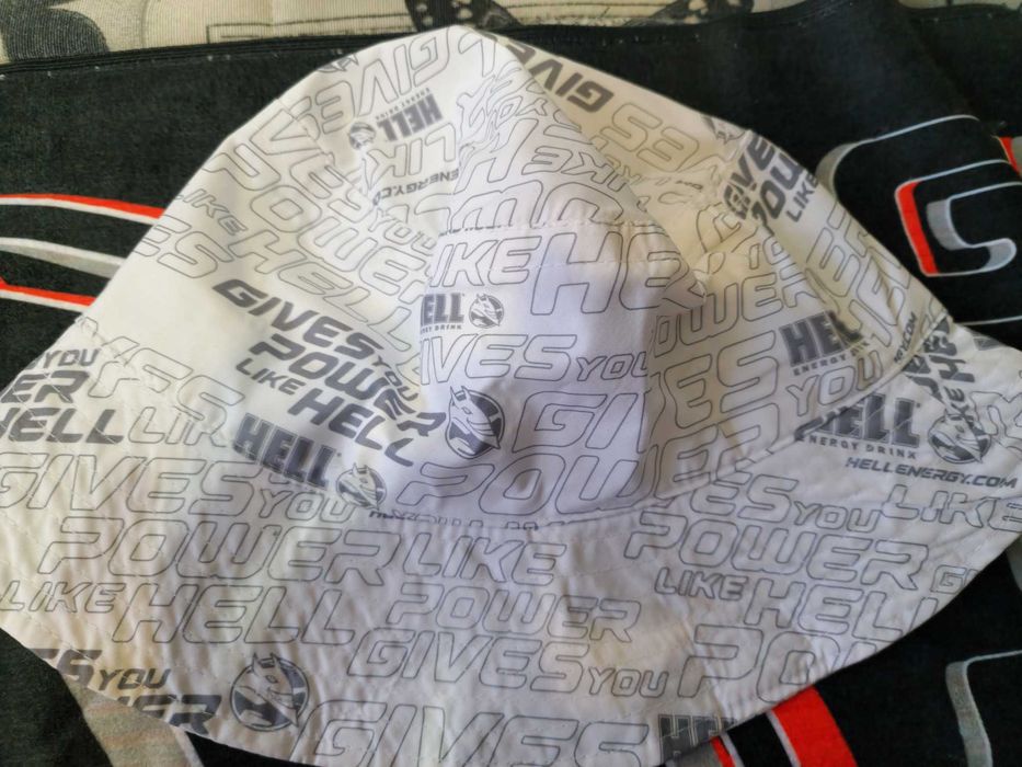 Чисто новa идиотка шапка на Hell