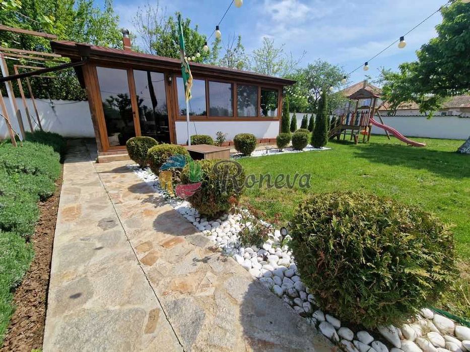 Малко имение с басейн в близост до язовир! Две паркоместа!