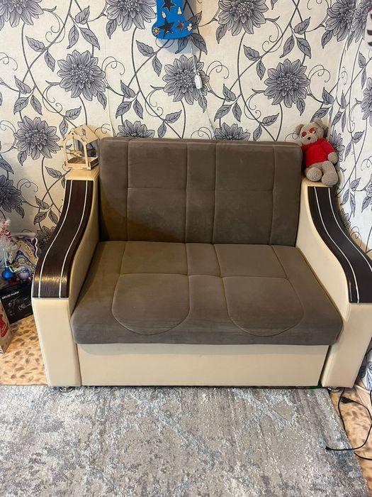 Продам 2 дивана в гостиную