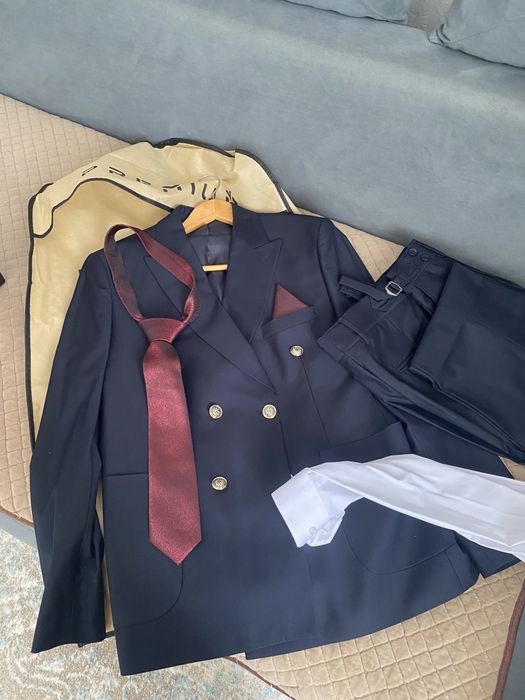 Костюм мужской тройка ,