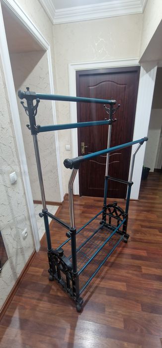 Продам стойку для вешалок.