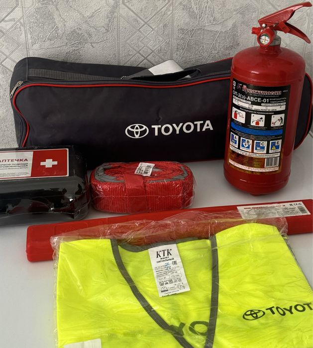 Оригинальный комплект Toyota (аптечка, огнетушитель, жилетка, знак)
