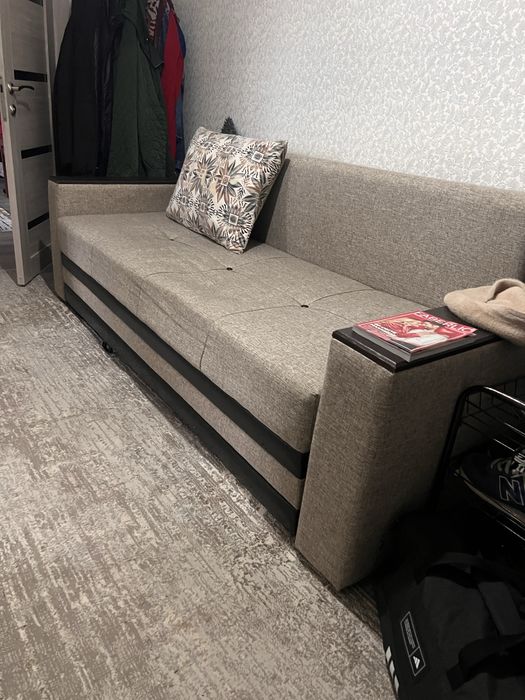 Диван и кресло с подушками