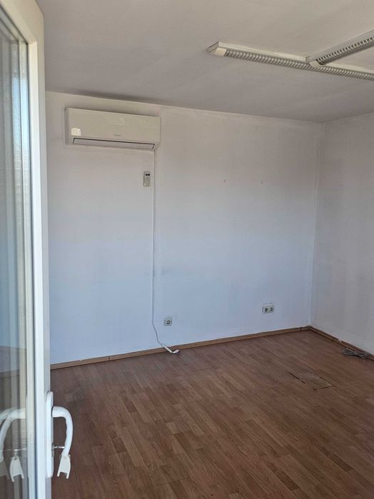 De închiriat spatiù comercial