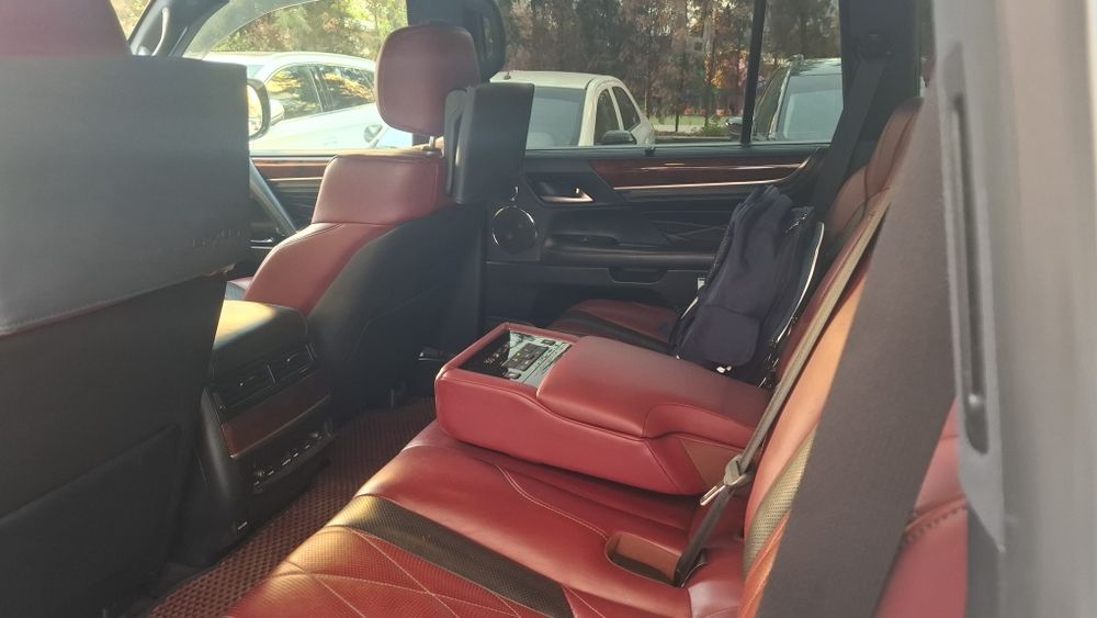 Lexus LX 570  Kuro Black Edition