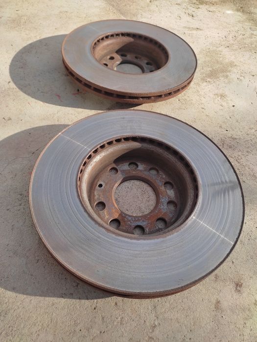 Продавам предни спирачни дискове свалени от Голф 5 2.0 tdi 140кс BKD