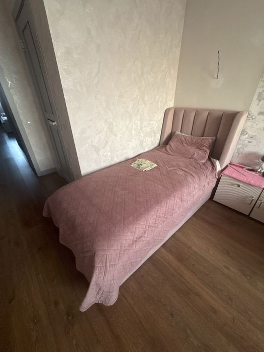 Кровать в спальную