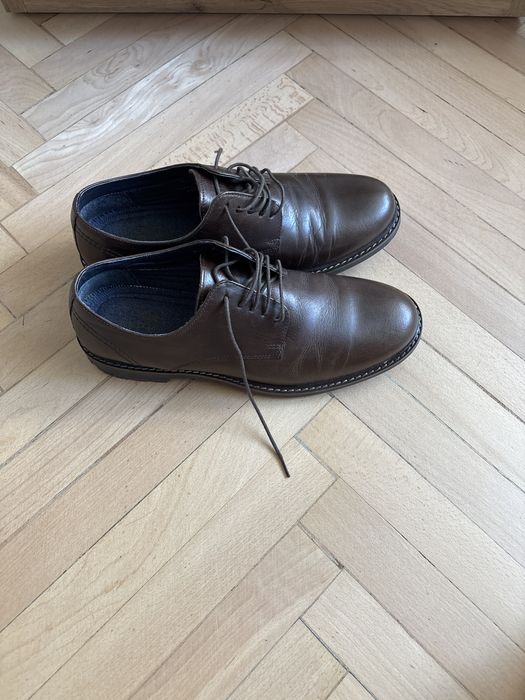 De vanzare acesti frumosi pantofi din piele