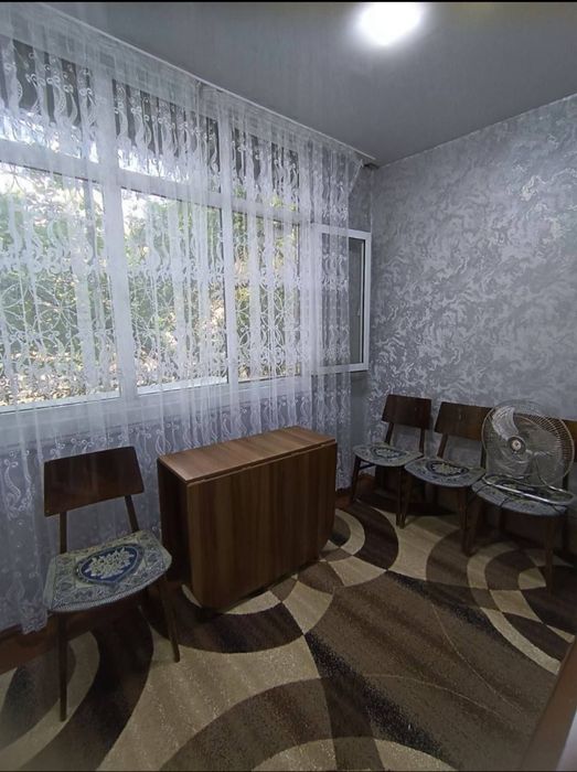 Срочно ! Чиланзар 2.  2 х комнатная кирпич 2 х 4 балкон