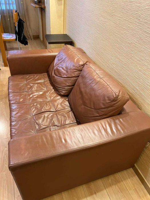 Двуместен кафяв кожен диван SELAMORE – 160 см, кожа