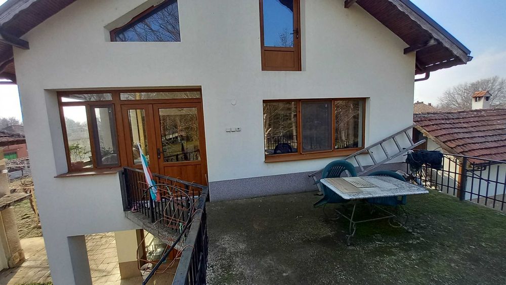 Имот в с. Бабово - 3 къщи с просторен парцел