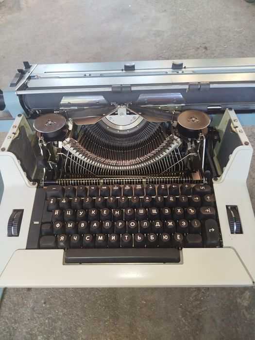 Это электрическая пишущая машинка Daro 202, 1980г.
