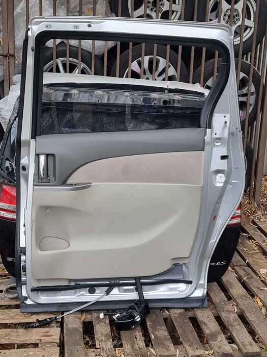 Двери на Toyota Estima  G .