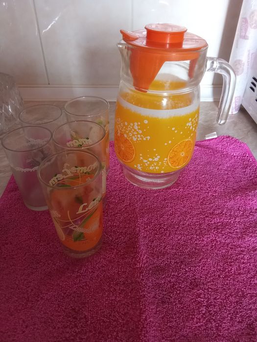 Фужеры, салатницы, графин , стаканы.