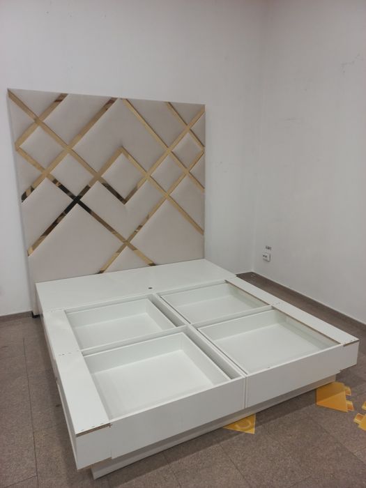 Pat tapitat cu somiere boxspring