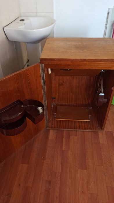 Продам ножную швейную машинку