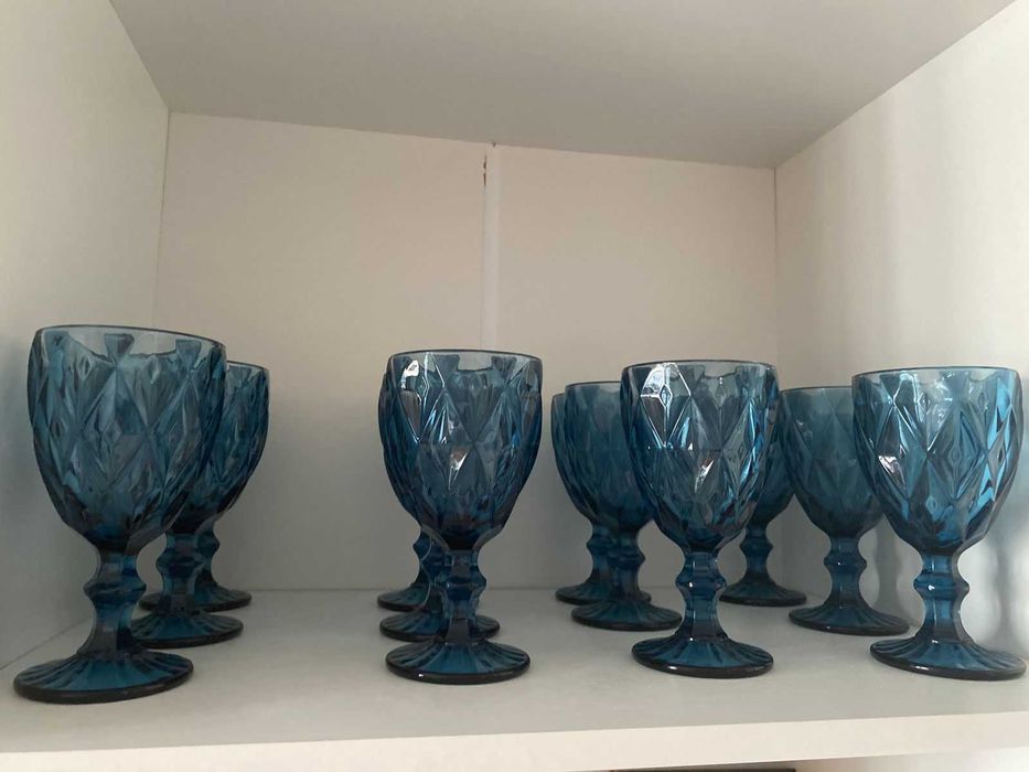 Продаю белый комод Кентаки  с посудой