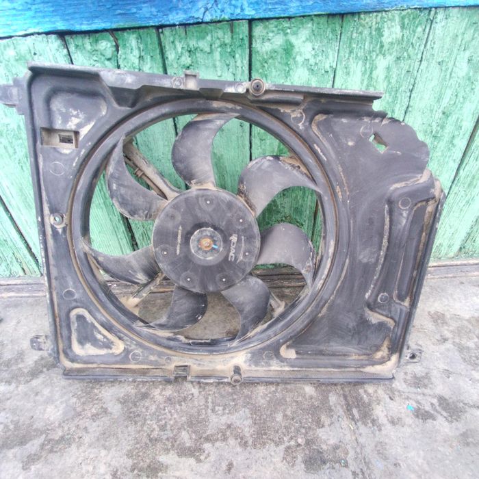 Продам б/у диффузор радиатора охлаждения писать на Ватсап