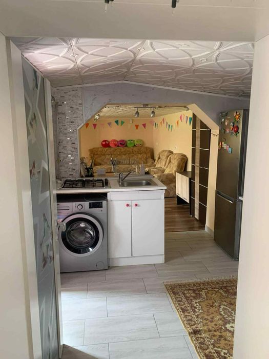 Inchiriez ap intr-o casa cu curte comuna