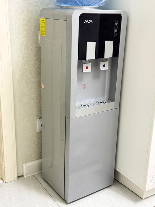 Продается кулер (диспенсер) для воды. Полностью рабочий