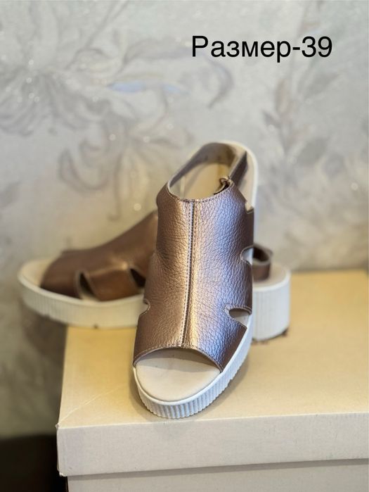 Женские босоножки