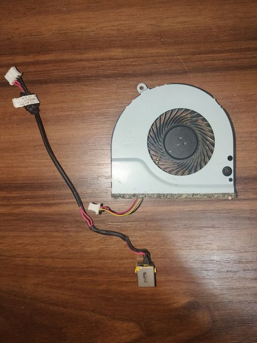 Vând cooler intern + mufă alimentare Acer