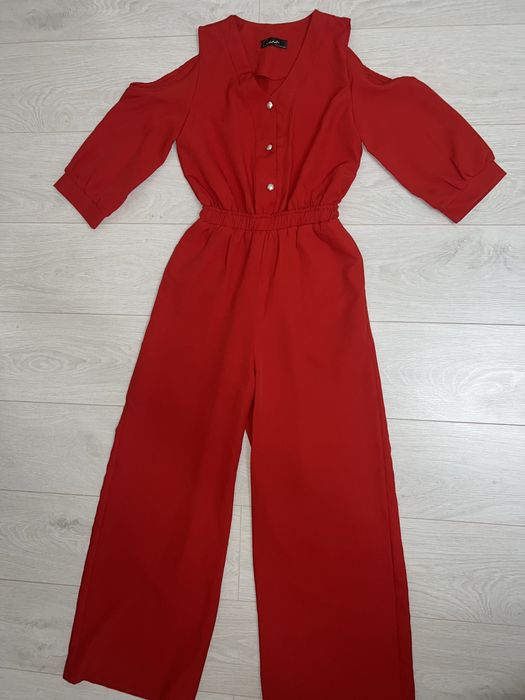 Шикарный комбинезон в красном цвете