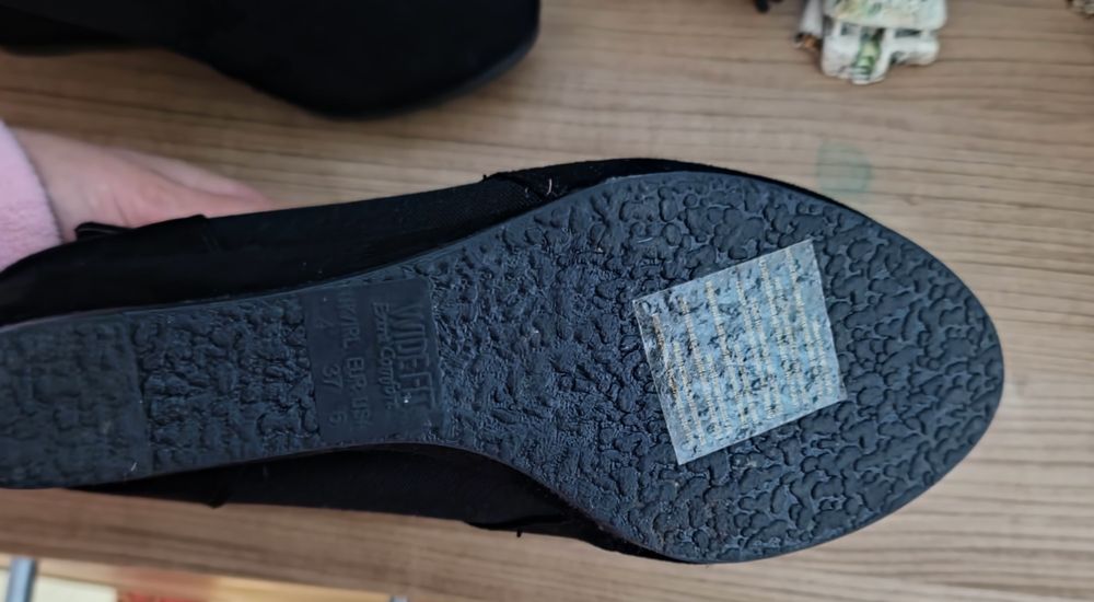 Ghete negre din imitație piele întoarsă, cu elastic ,fără fermoar,mări
