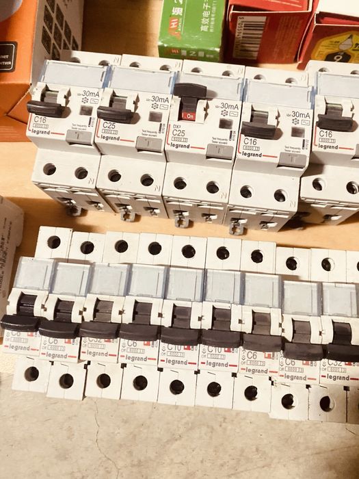 Продам лючки напольные Legrand