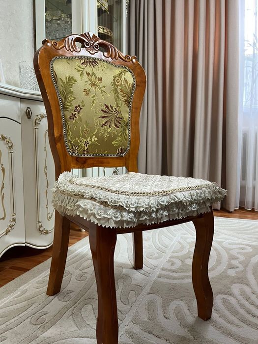 Продам стол со стульями.