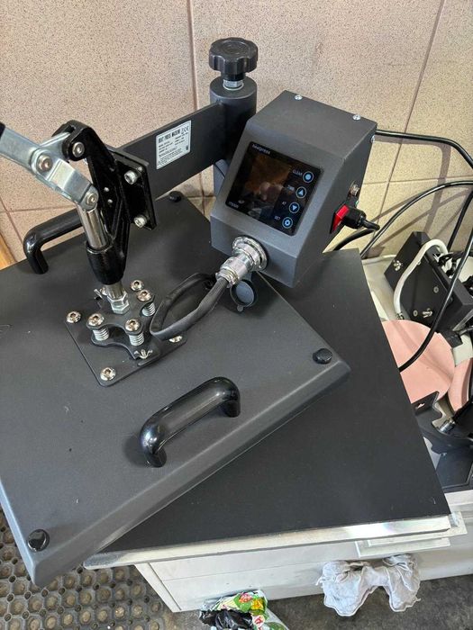 Presă termică 8 în 1 pentru personalizări textile și promoționale