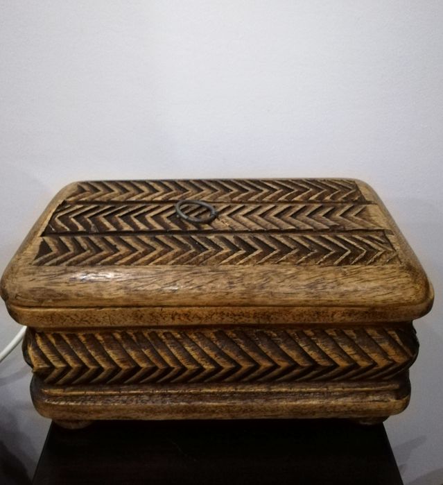 Красива, резбована кутия от дърво.
