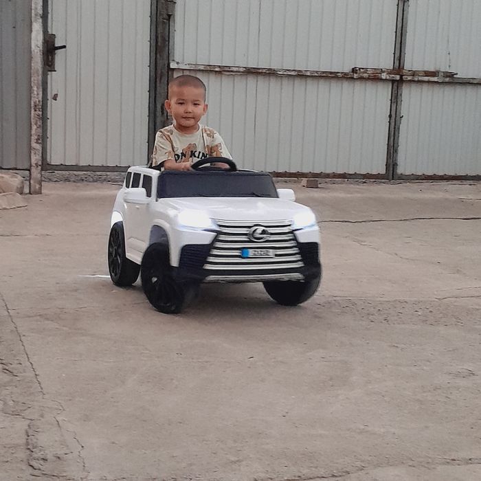 Пультпен жүретін машина.