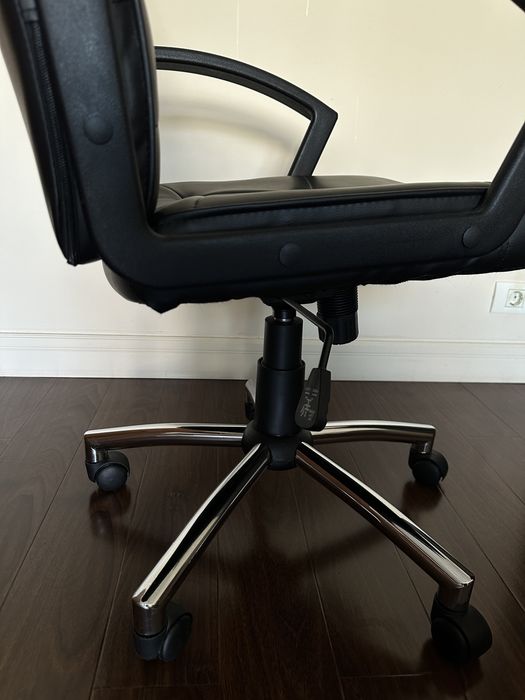 Scaun de birou rotativ
