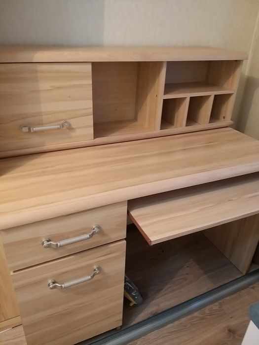 Продам письменный стол с полочкой