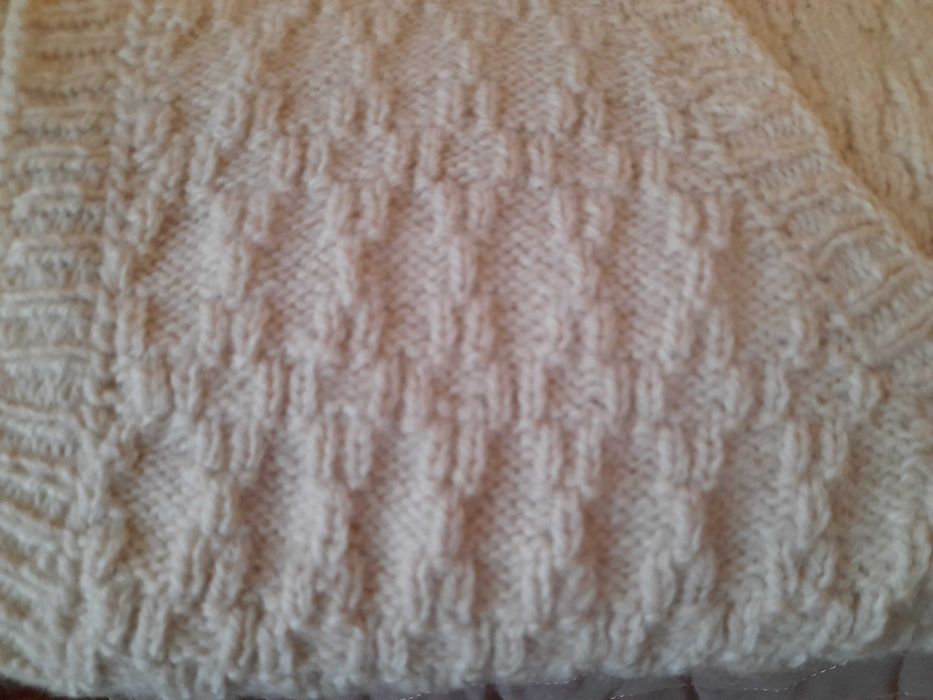 Дамски вълнен пуловер