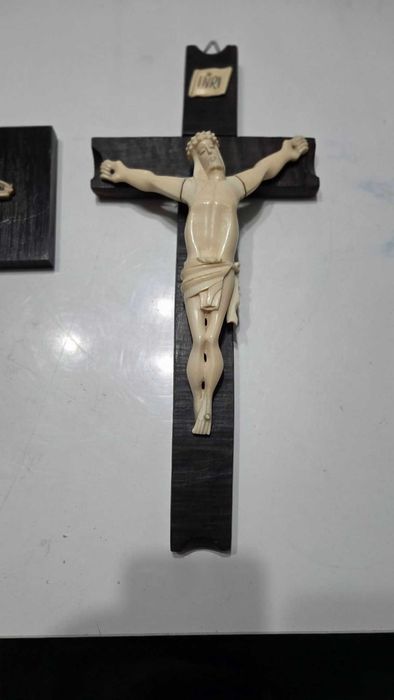 Lot de 2 crucifixuri din os si lemn