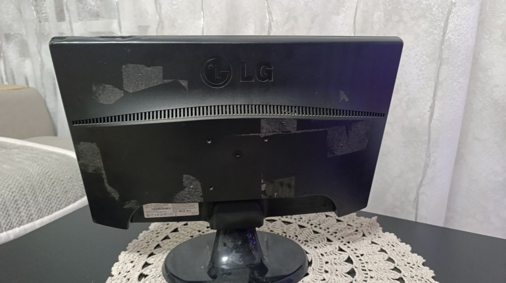 Монитор  LG 50-60Hz 19 дюймов