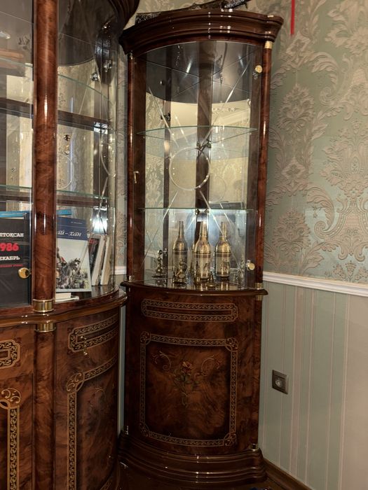 Шкаф-витрина могано + угловые шкафы