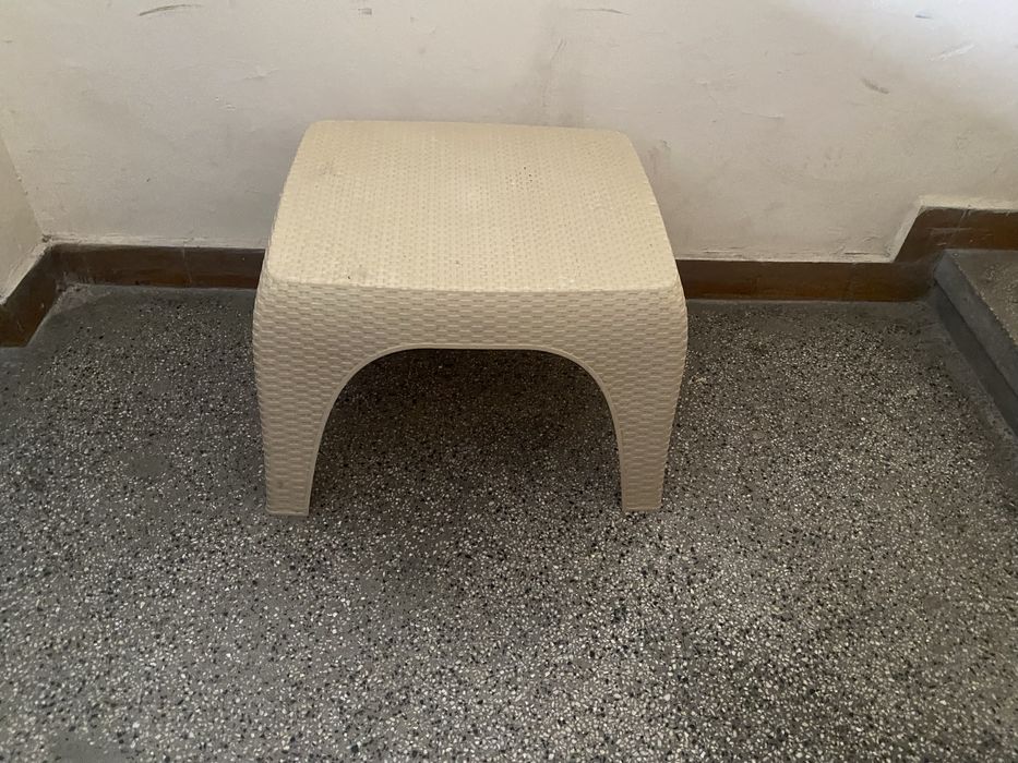 Два стола . Пластмасови, плетени. Алуминиеви крака с подлакътници.