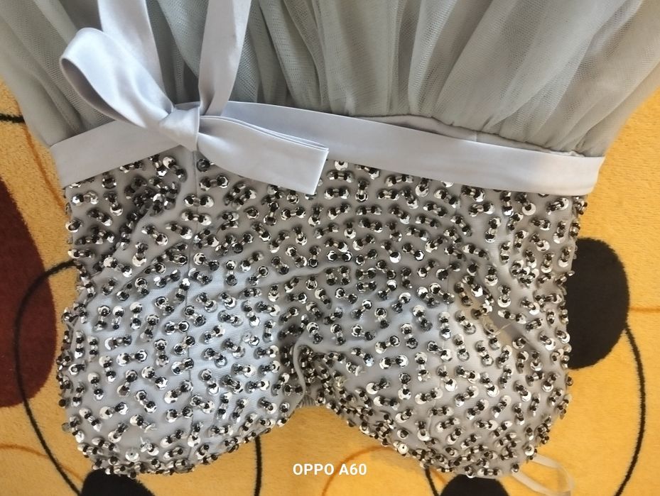 Rochie gri cu paiete și fără bretele