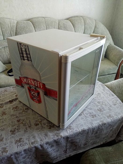 Продавам мини хладилник HUSKY