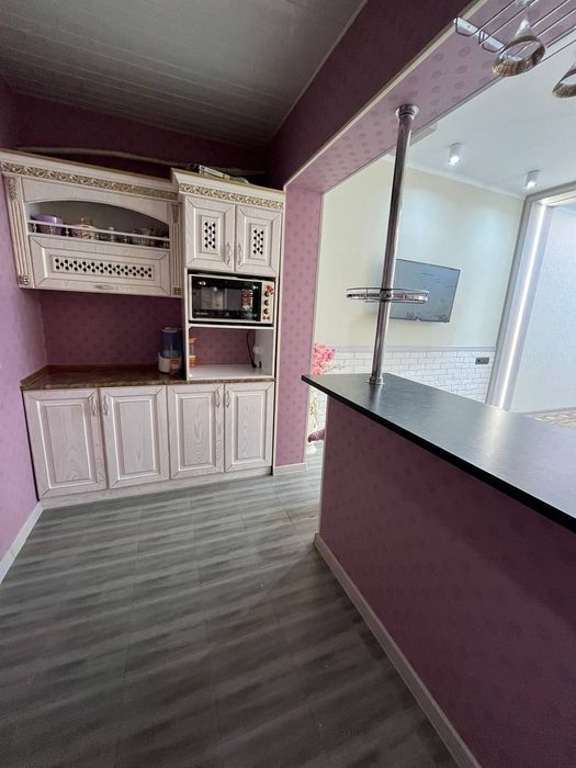 Срочно  Продаётся  2 ком квартира на  Бузбазаре с  ремонтом и  мебелью