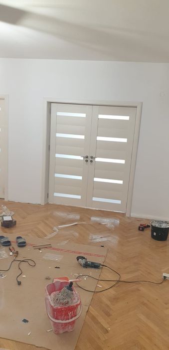 Uși de interior cu montaj și transport contra cost, și uși metalice