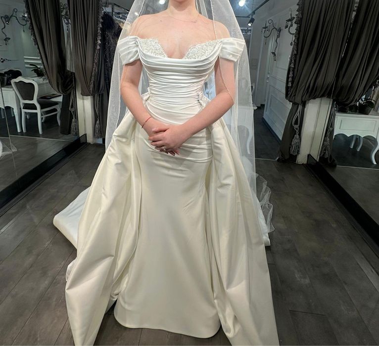 Rochie de mireasa cu trena detasabilia si voal inclus