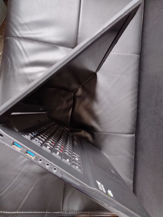 Leptop gaming i7 clevo de 17.3inch la pretu de 1300lei