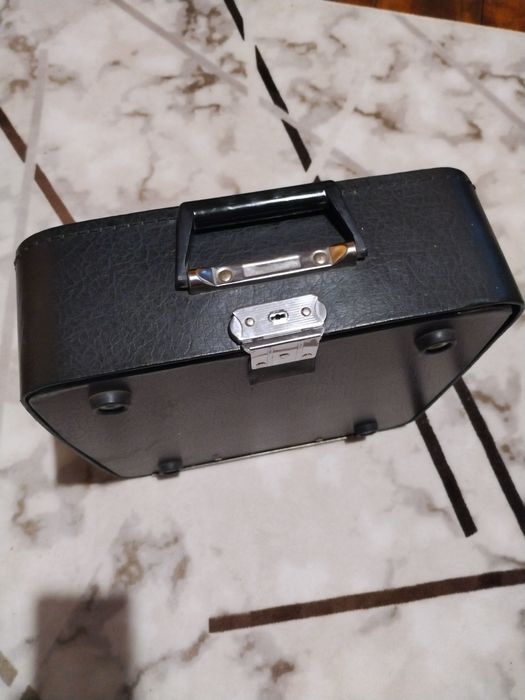 Пишеща машина в кожено куфарче