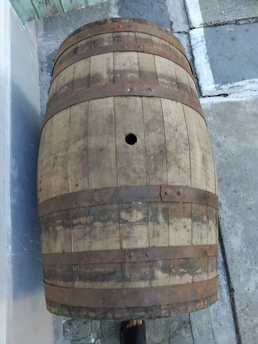 Se vinde butoi vin esenta tare .